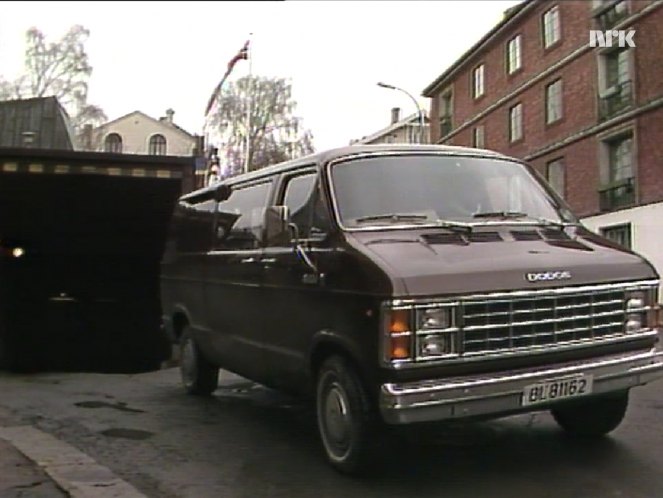 1982 Dodge Ram Van 5.2L [B-250]