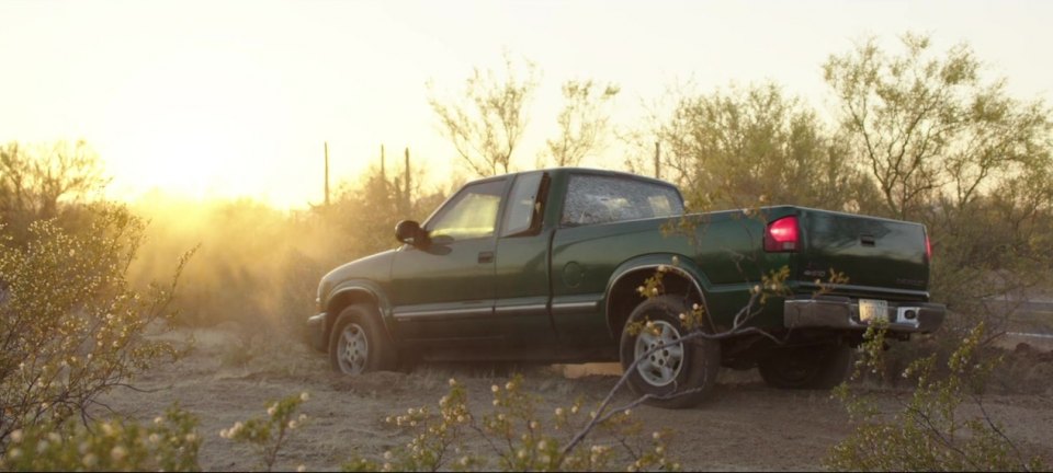 1999 Chevrolet S-10 LS [GMT325]