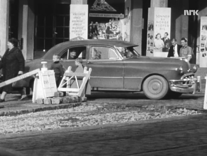 1950 Pontiac Chieftain De Luxe Four-Door Sedan [2569D]