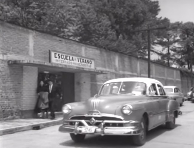 1952 Pontiac Chieftain De Luxe Four-Door Sedan [2569D]