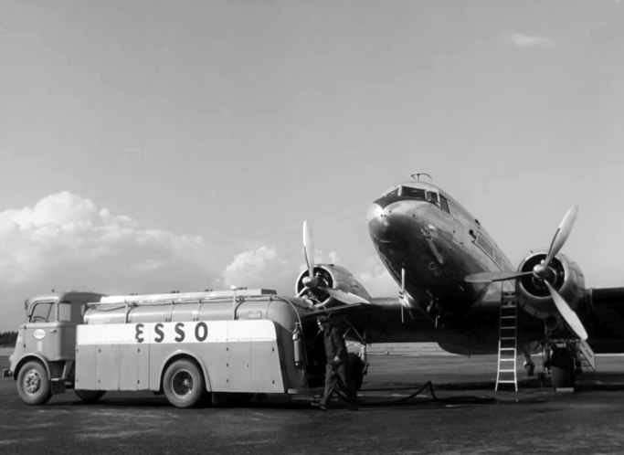 DAF unknown Esso airport fuel tanker