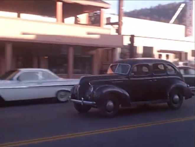 1939 Ford V8 Standard Fordor Sedan [922A]