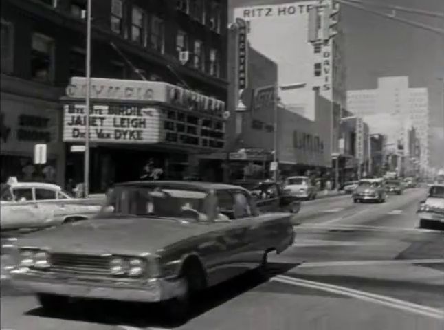 1960 Ford Fairlane Town Sedan [58E]