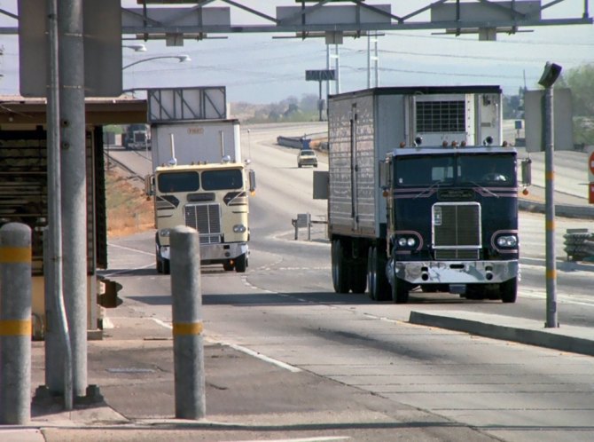 White-Freightliner WFT-6364T