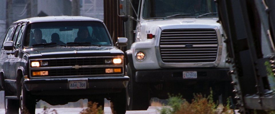 1989 Chevrolet Suburban Silverado [V-2500]