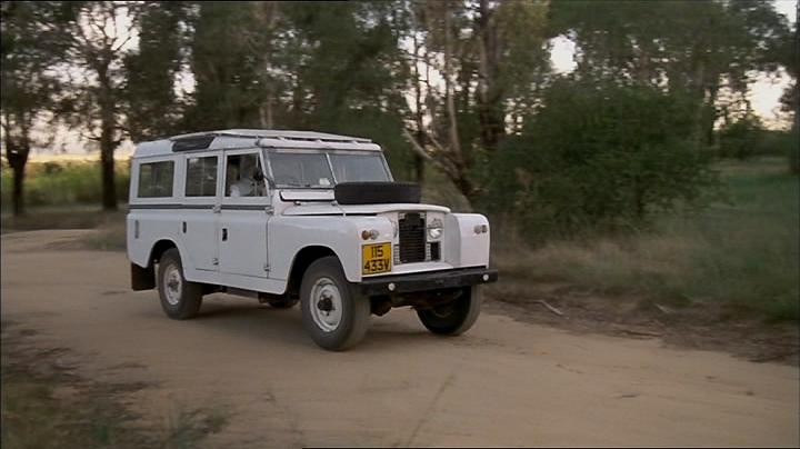 Land-Rover 109'' Series II Station Wagon