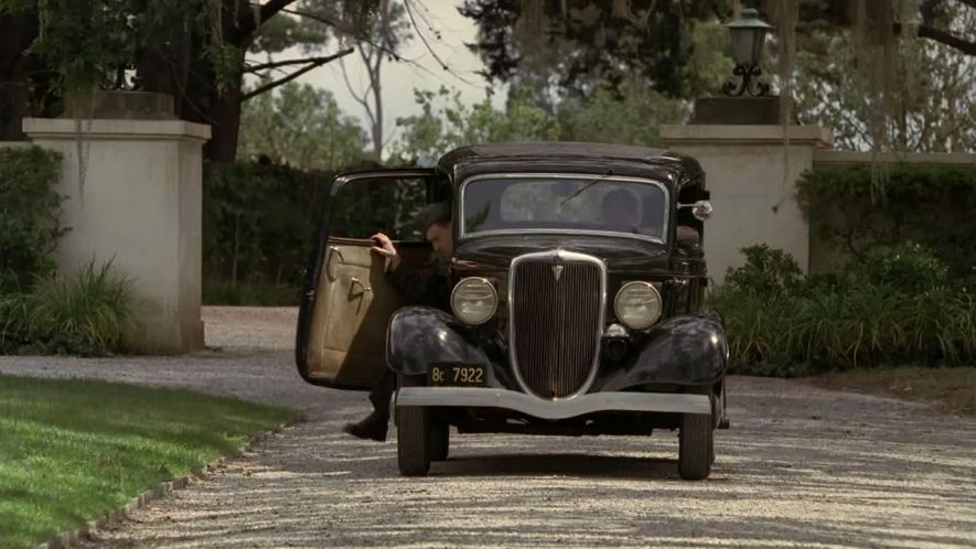 1934 Ford V8 De Luxe Tudor Sedan [40]