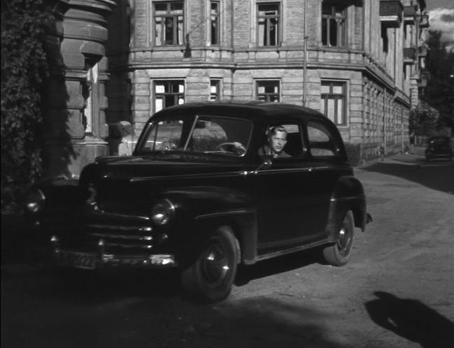 1947 Ford Super De Luxe Tudor Sedan [79A-70B]