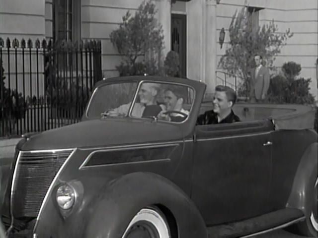1937 Ford V8 De Luxe Club Cabriolet [78]